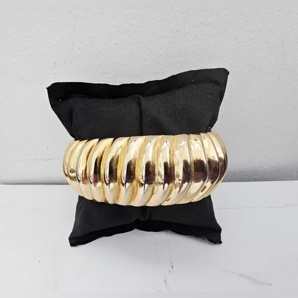 Authentic Original Vintage Style Jewelry - Vintage 1980s ribbed, Shrimped macaroni-link Luxury Gold Hinge Bangle Bracelet